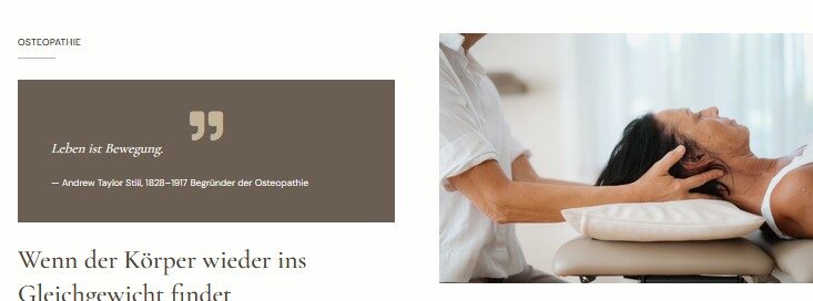 Eine Frau in ihrer Praxis, die Osteopathie und Physiotherapie an eine Patientin durchführt